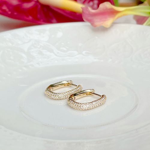 Brinco zirconia branca argola oval ( 18mm )