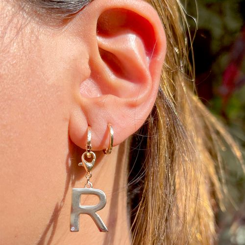 Brinco zirconia branca argola letra r (promoção 50%)