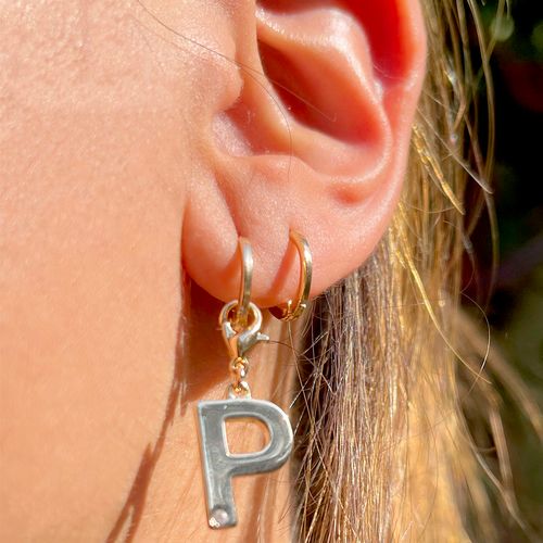 Brinco de Argola Letra P Zircônia Branca Banho de Ouro 18K (promoção 50%)