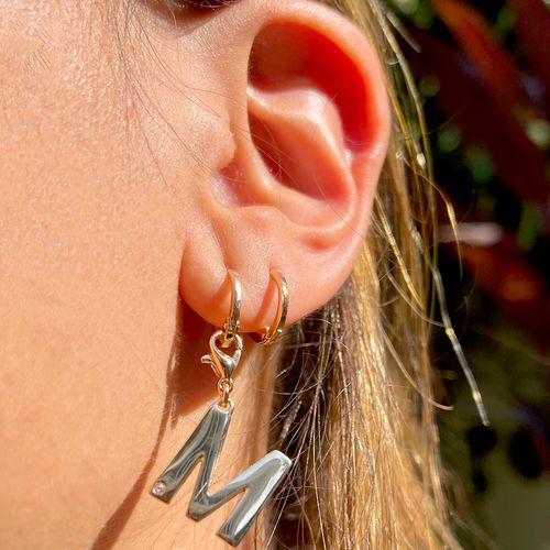 Brinco de Argola Letra M Zircônia Branca Banho de Ouro 18K