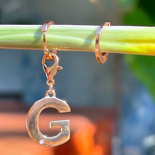 Brinco zirconia branca argola letra g (promoção 50%)