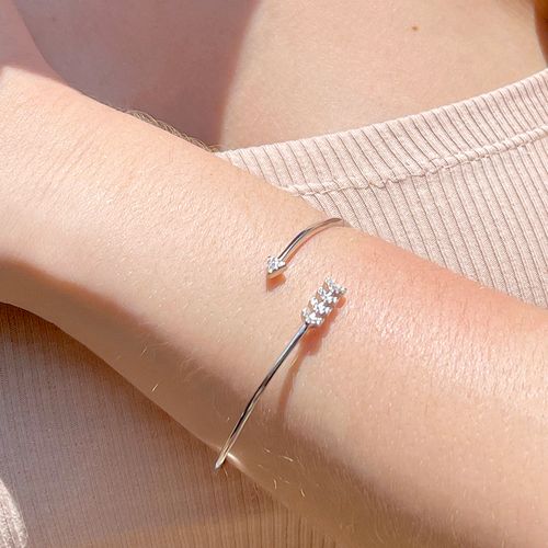 Bracelete zirconia branca flecha torcida