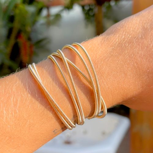 Pulseira folheado liso super corda de violão 120cm