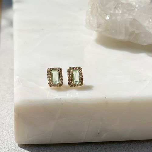 Brinco retângulo pequeno cristal ametista verde zircônia branca banho de ouro 18k