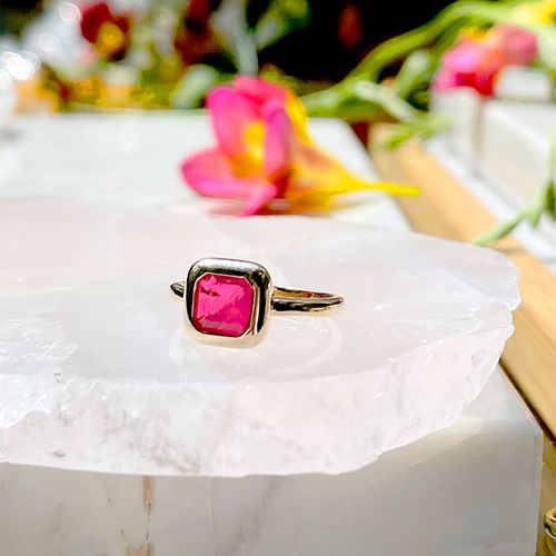 Anel Quadrado Fusion Turmalina Rosa Banho de Ouro 18K aro 14