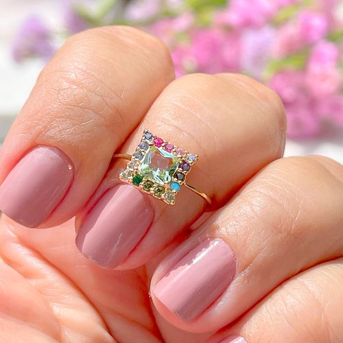 Anel Cristal Ametista Verde Quadrado Cravejado em Garras Banho de Ouro 18K aro 14