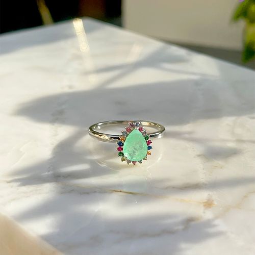 Anel fusion esmeralda colombiana gota com cravação em garras prata 925 aro 17