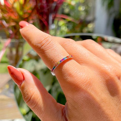 Anel zircônia colorida fininha cravejada trilho prata 925 aro 25