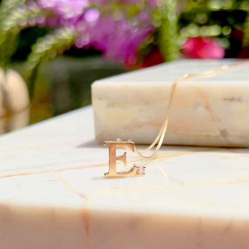 Colar letra e zircônia branca banho de ouro 18k
