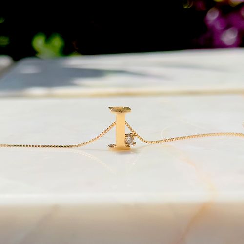 Colar letra i zircônia branca banho de ouro 18k