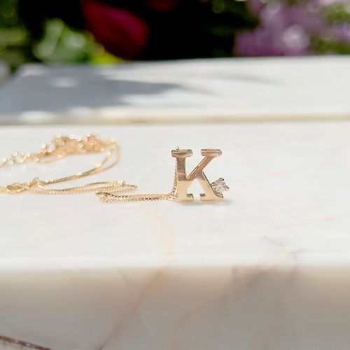Colar letra k zircônia branca banho de ouro 18k