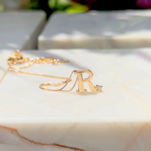 Colar letra r zircônia branca banho de ouro 18k
