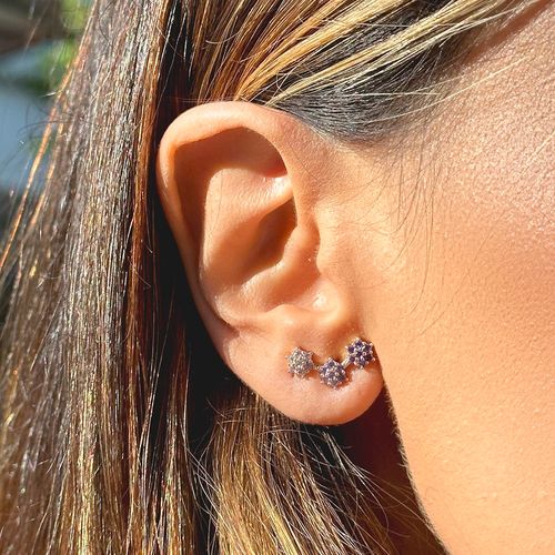 Brinco cravejado flores zircônia roxa banho de ouro 18k