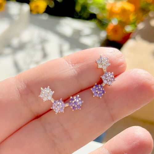 Brinco cravejado flores zircônia roxa banho de ouro 18k