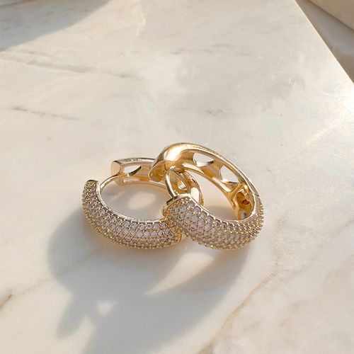 Brinco argola cheia linhas de zircônias brancas banho de ouro 18k nano gold