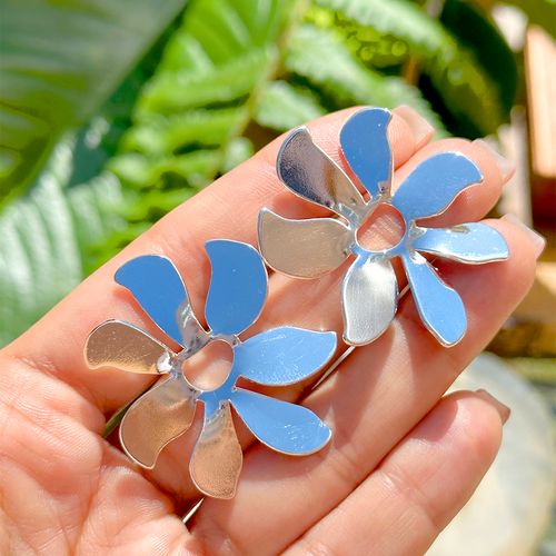 Brinco flor grande pétalas banho de prata nano silver