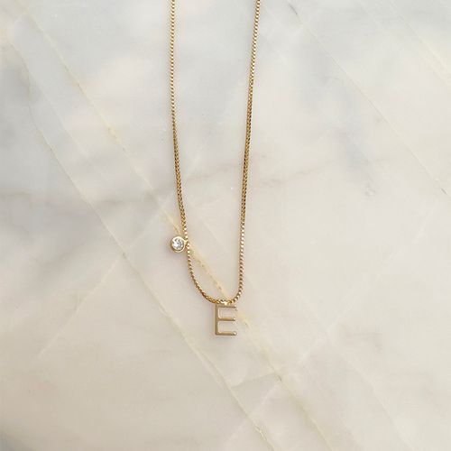 Colar letra e zircônia branca 45cm banho de ouro 18k