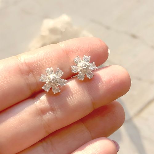 Brinco botão flor zircônia branca banho de prata nano silver