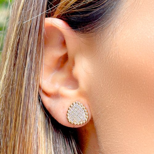 Brinco cravejado pontos de zircônias brancas banho de ouro 18k