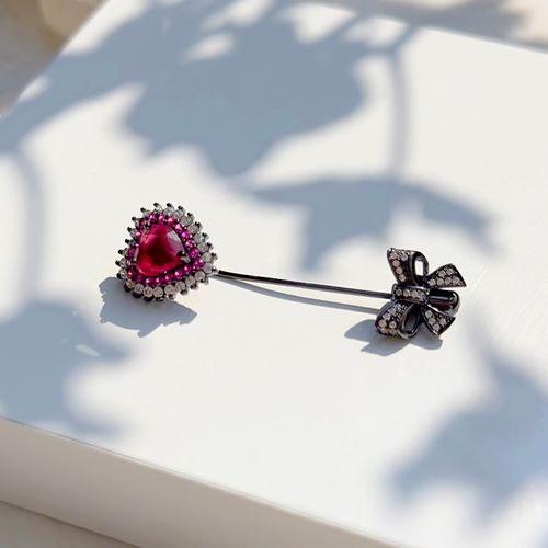 Broche cristal rubi coração com 2 bordas semijoia