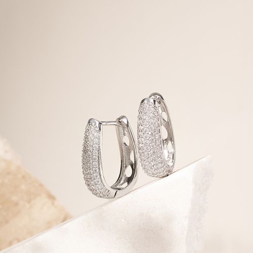 Brinco argola oval linhas zircônias brancas banho de ródio branco