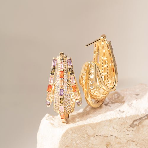 Brinco argola j cravejada cristal podange banho de ouro 18k