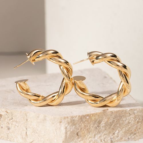 Brinco de argola média torcida design tubo 4 mm banho de ouro 18k