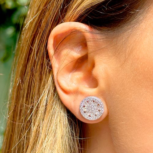 Brinco roda de flor cravejado de zircônia branca banho de ródio branco