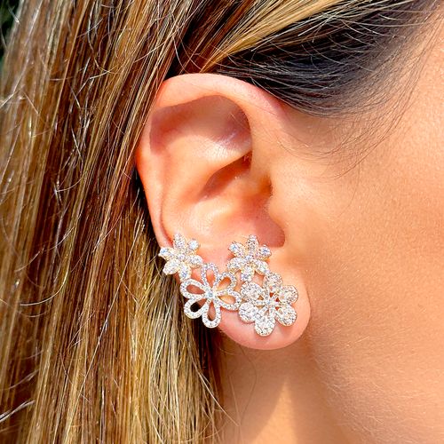 Brinco ear cuff flores zircônia branca banho de ouro 18k