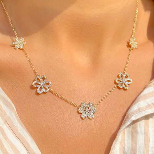 Colar 5 flores cravejadas zircônia branca banho de ouro 18k 50cm