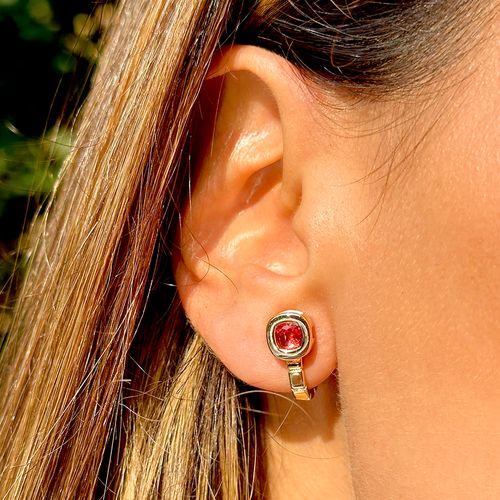 Brinco ear hook vírgula cristal turmalina rosa banho de ouro 18k