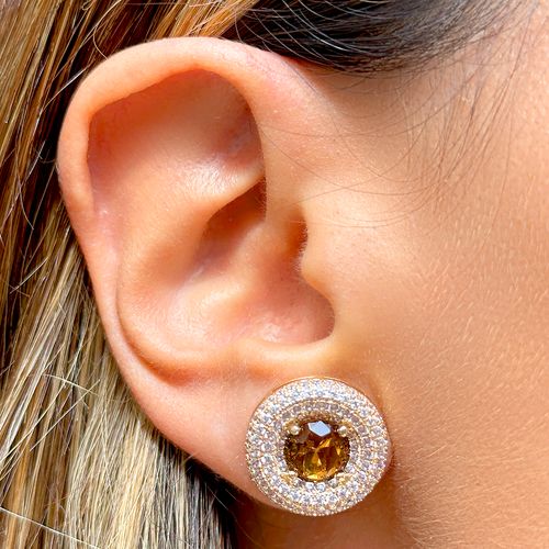 Brinco disco cravejado cristal topázio fumê banho de ouro 18k
