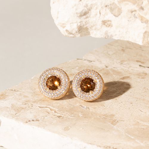 Brinco disco cravejado cristal topázio fumê banho de ouro 18k