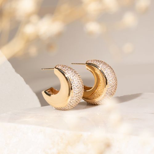 Brinco Meia Lombada Cravejado com Zircônia Branca Banho de Ouro 18k