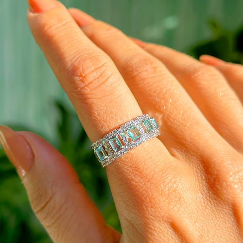 Anel Aliança Janelas com Cristal Paraíba e Bordas Cravejada Banho de Ródio Branco