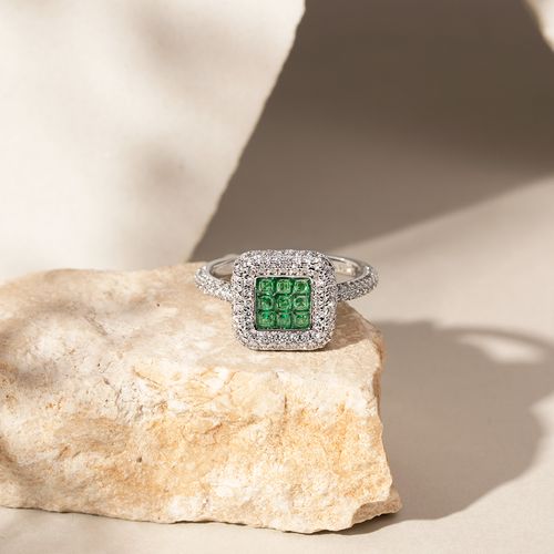 Anel Cristal Esmeralda Moldura com Cravação Invisível de Zircônias Brancas Banho de Ródio Branco