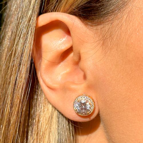 Brinco Ponto de Luz Cravação Halo em Garras de Zircônia Branca Banho de Ouro 18k