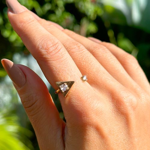 Anel Triângulo Com Zircônia Branca Aro Aberto Banho de Ouro 18k