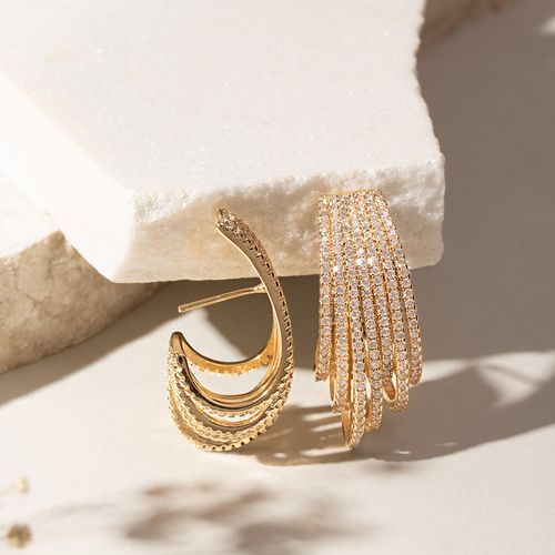 Brinco Argola J Fios Cravejados com Zircônias Brancas - Banho de Ouro 18k