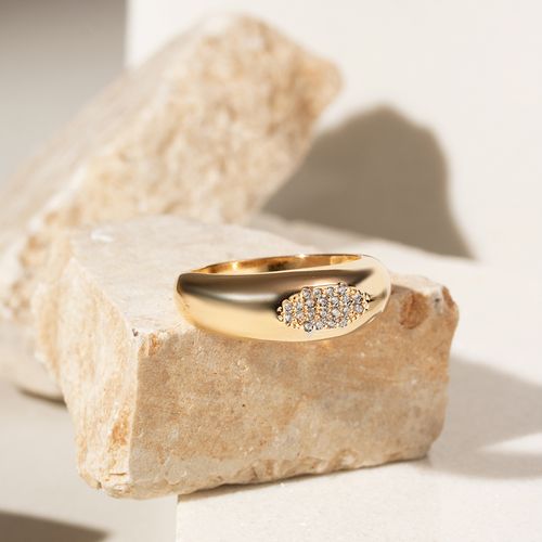 Anel Aliança com Oval Cravejado de Zircônias Brancas - banho de Ouro 18k