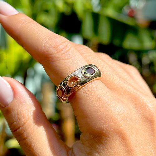 Anel Aliança Inteira Cristal Citrino Cristal Rodolita e Cristal Peridoto Ovais Cravação Inglesa - Banho de Ouro 18k