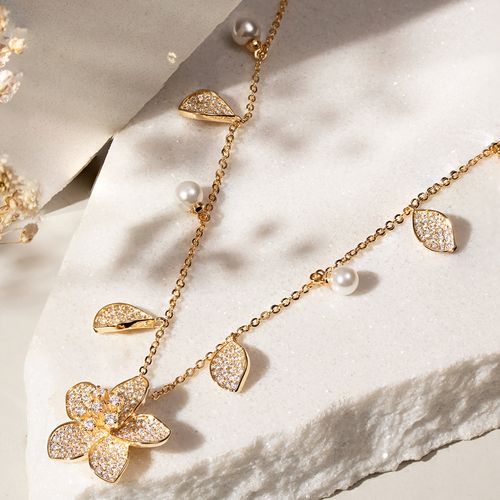 Colar Botões e Folhas com Pérolas Shell - 50cm - Banho de Ouro 18k