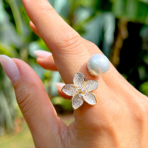 Anel Pérola Shell e Botão de Flor Aro Aberto - Banho de Ouro 18k