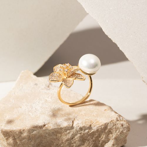 Anel Pérola Shell e Botão de Flor Aro Aberto - Banho de Ouro 18k
