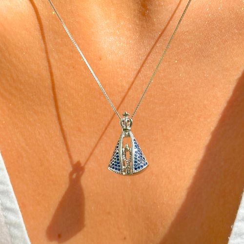 Colar Nossa Senhora Aparecida Cravejado com Zircônia Branca e Zircônia Azul Escuro - 50cm - Prata 925
