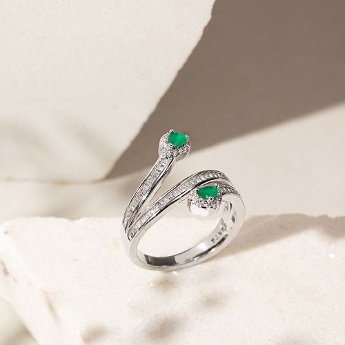 Anel Cristal Esmeralda e Zircônias Brancas Aro Cravejado em Trilho - Banho de Ródio Branco