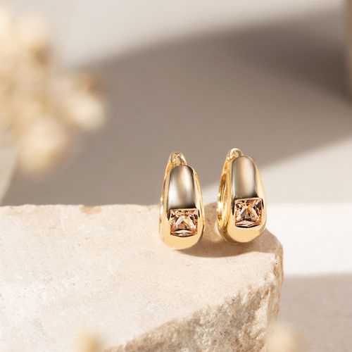Brinco Argola 13 mm com Quadrado de Cristal de Quartzo Rosa em Cravação Inglesa - Banho de Ouro 18k