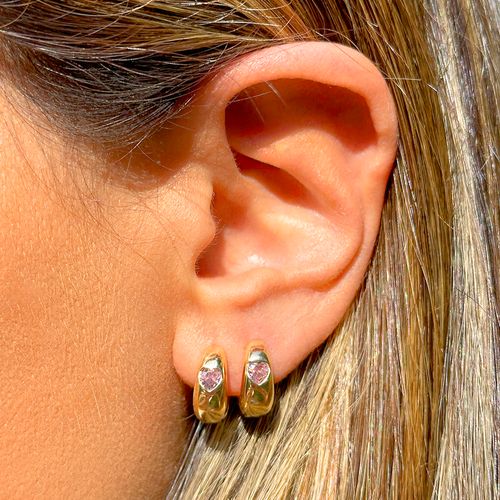Brinco Argola 12 mm com Coração de Cristal de Quartzo Rosa em Cravação Inglesa - Banho de Ouro 18k