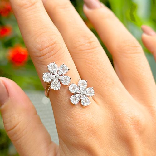 Anel Flor 5 Pétalas Cravejadas com Zircônia Branca em Navetes - Prata 925