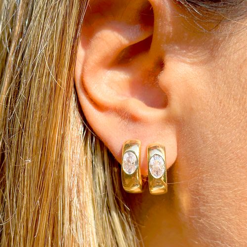 Brinco Argola com Zircônia Branca Oval Cravação Inglesa - Banho de Ouro 18k
